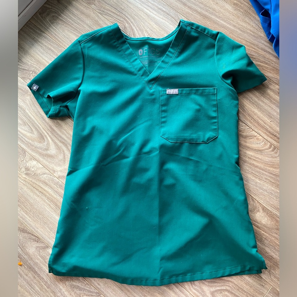 Figs scrub top